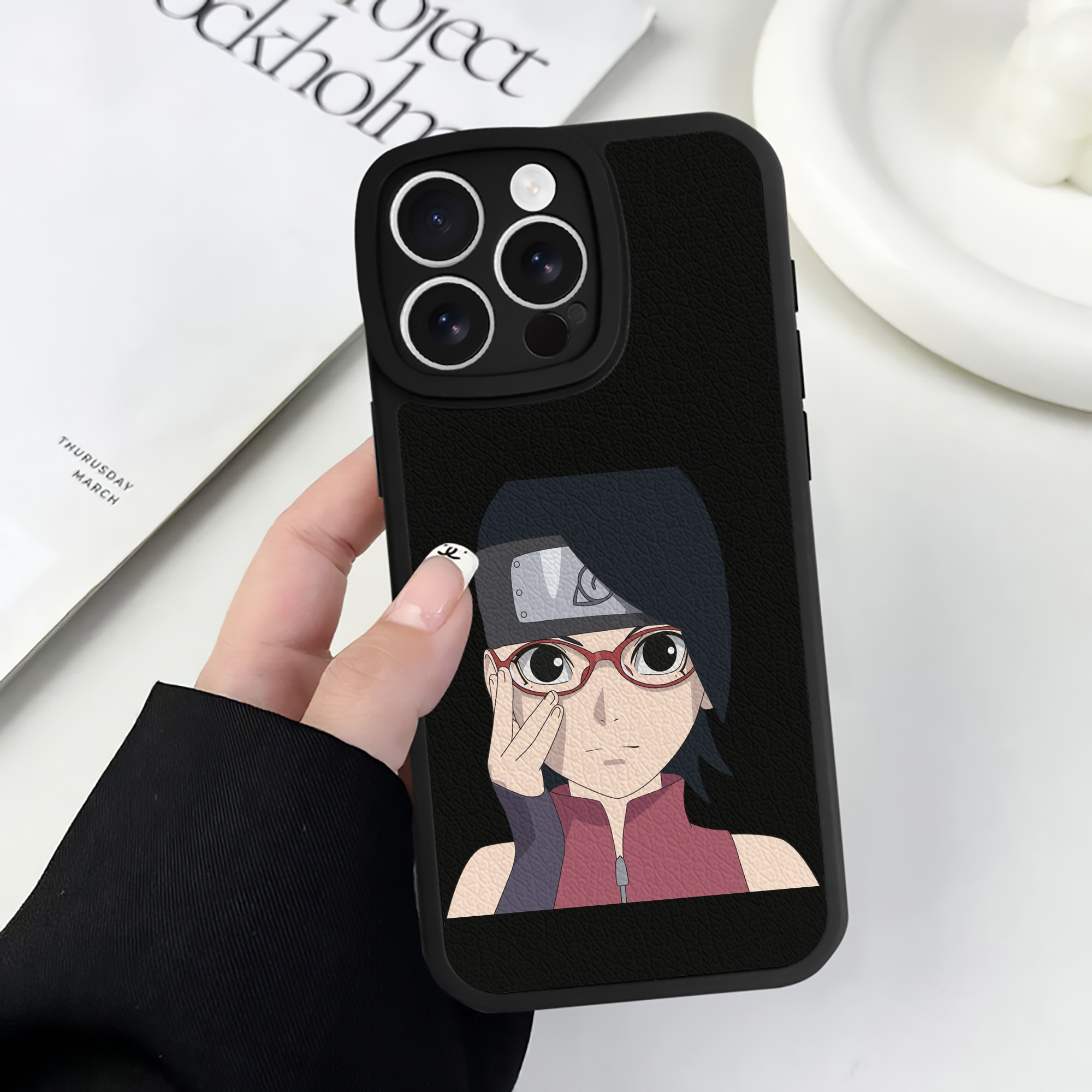 （画像用） NARUTO -ナルト- うちは サラダ Uchiha Sarada 【iPhone 16シリーズ対応】シリコンスマホケース（レザー調） 材質：シリコン